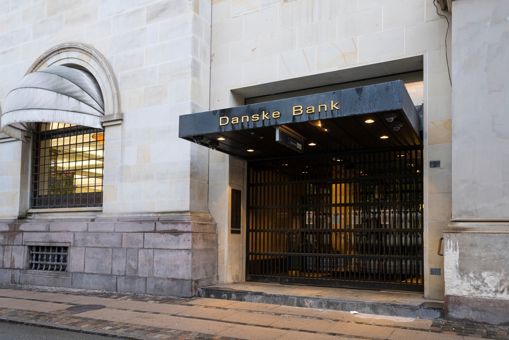 Danske Bank rivede al rialzo l’outlook al 2026 e vende l’unità retail in Norvegia