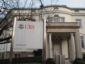 UBS rimanda la pubblicazione delle trimestrali al 25 luglio