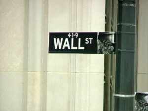 Wall Street apre in ribasso, verso peggior mese dell’anno