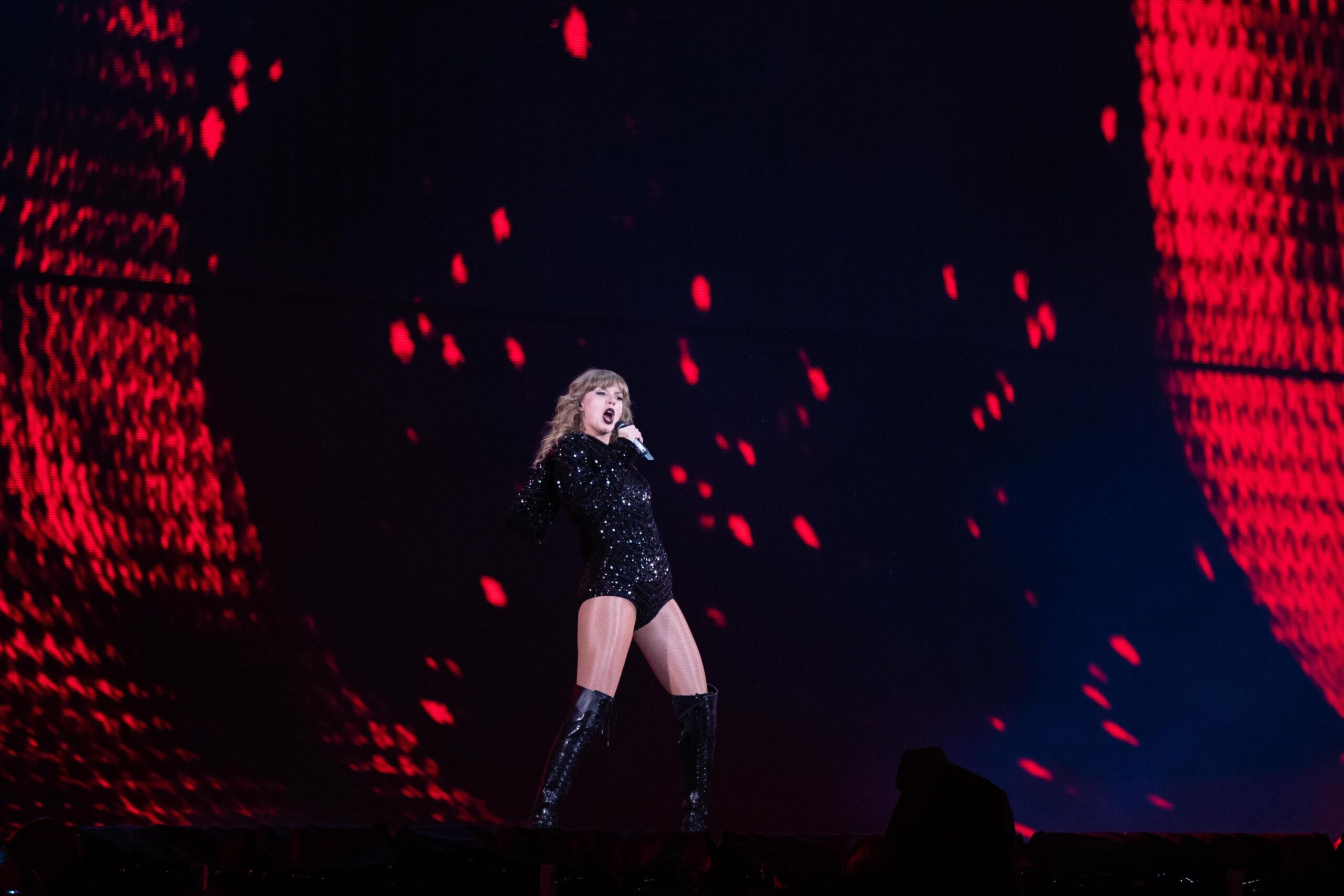 epa07104759 US Pop singer-songwriter Taylor Swift is seen onstage during a live performance at Optus Stadium, Perth, Australia, 19 October 2018. The concert is part of Swift's 'Reputation Stadium Tour'.  EPA/RICHARD WAINWRIGHT  AUSTRALIA AND NEW ZEALAND OUT  EDITORIAL USE ONLY  EDITORIAL USE ONLY