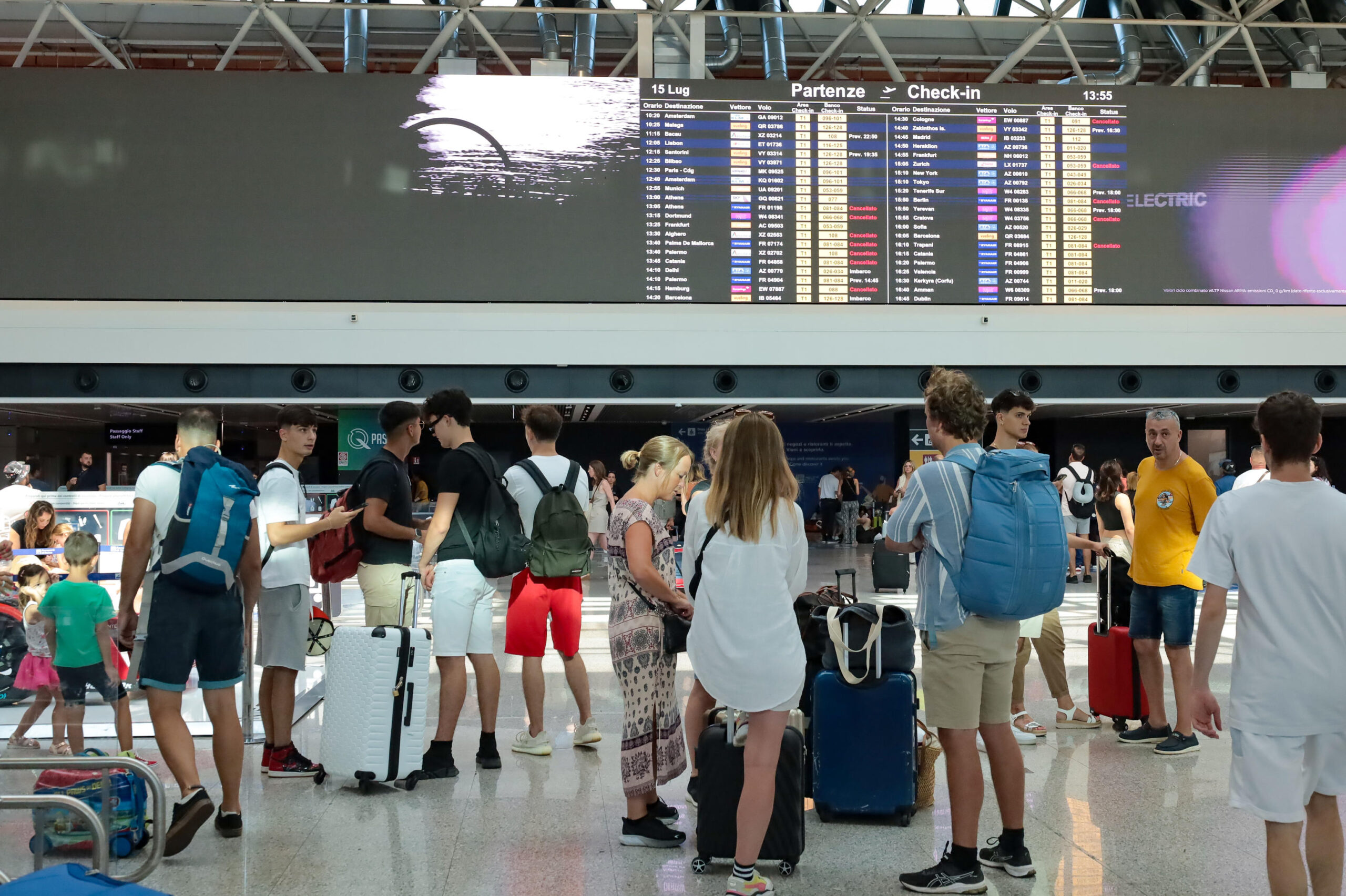 Non si registrano file di passeggeri rimasti a terra in attesa davanti ai banchi check-in dell'aeroporto di Fiumicino nel giorno dello sciopero dei lavoratori del trasporto aereo, 15 luglio 2023.
ANSA/ TELENEWS
