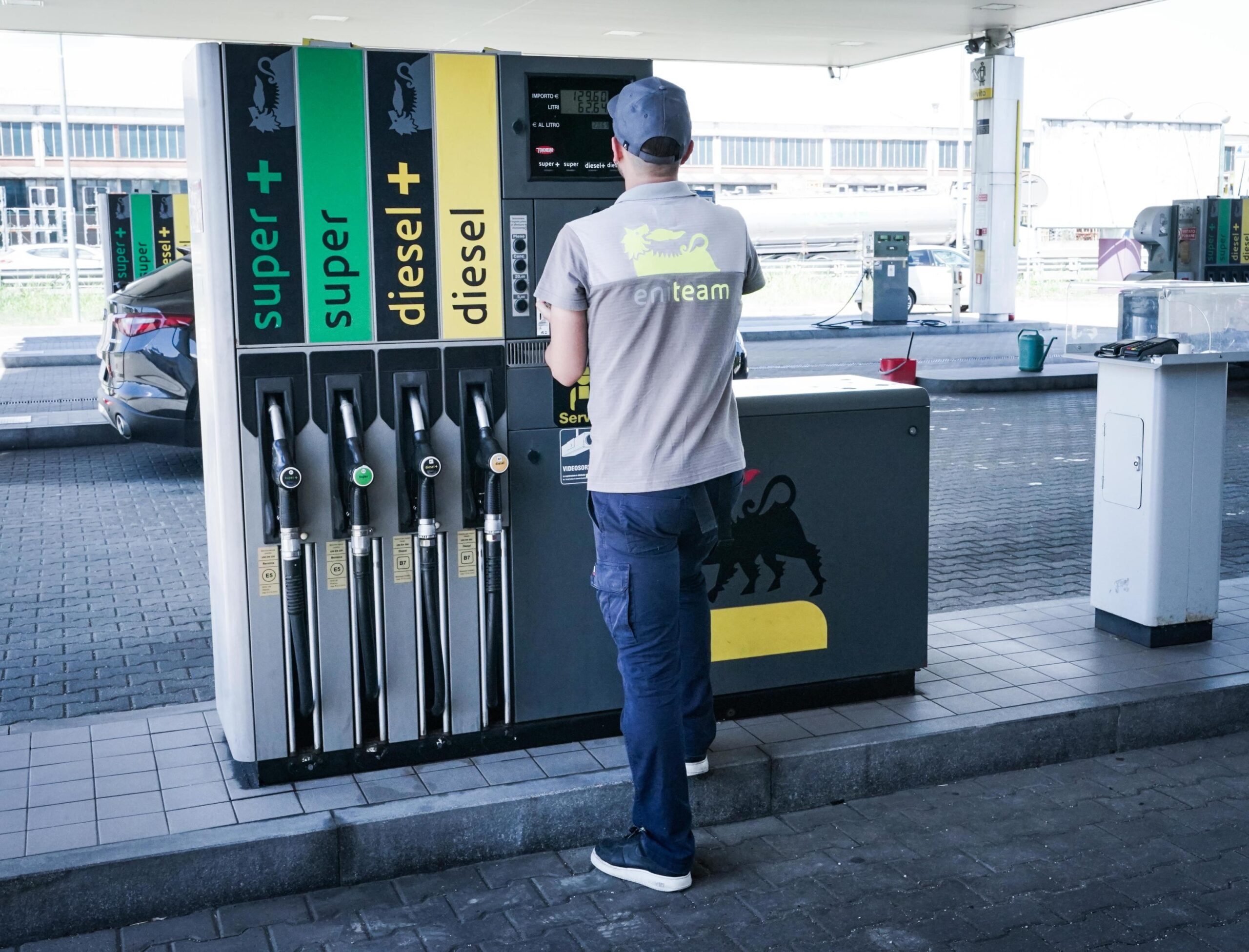 Rialzo dei prezzi della benzina al self service e servito in una stazione di servizio dell'autostrada. Torino 27 luglio 2023 ANSA/TINO ROMANO