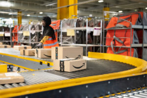 Amazon, 1,8 miliardi di pacchi Prime nel trimestre: è record