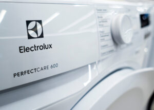 Electrolux: bilancio in rosso. Pesa la debole domanda di elettrodomestici e l’inflazione
