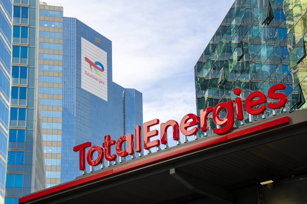 TotalEnergies: scende l’utile netto a -28% nel secondo trimestre. -27% per i ricavi