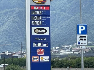 La benzina in Italia costa quasi tre cent in più rispetto al “prezzo ottimale”