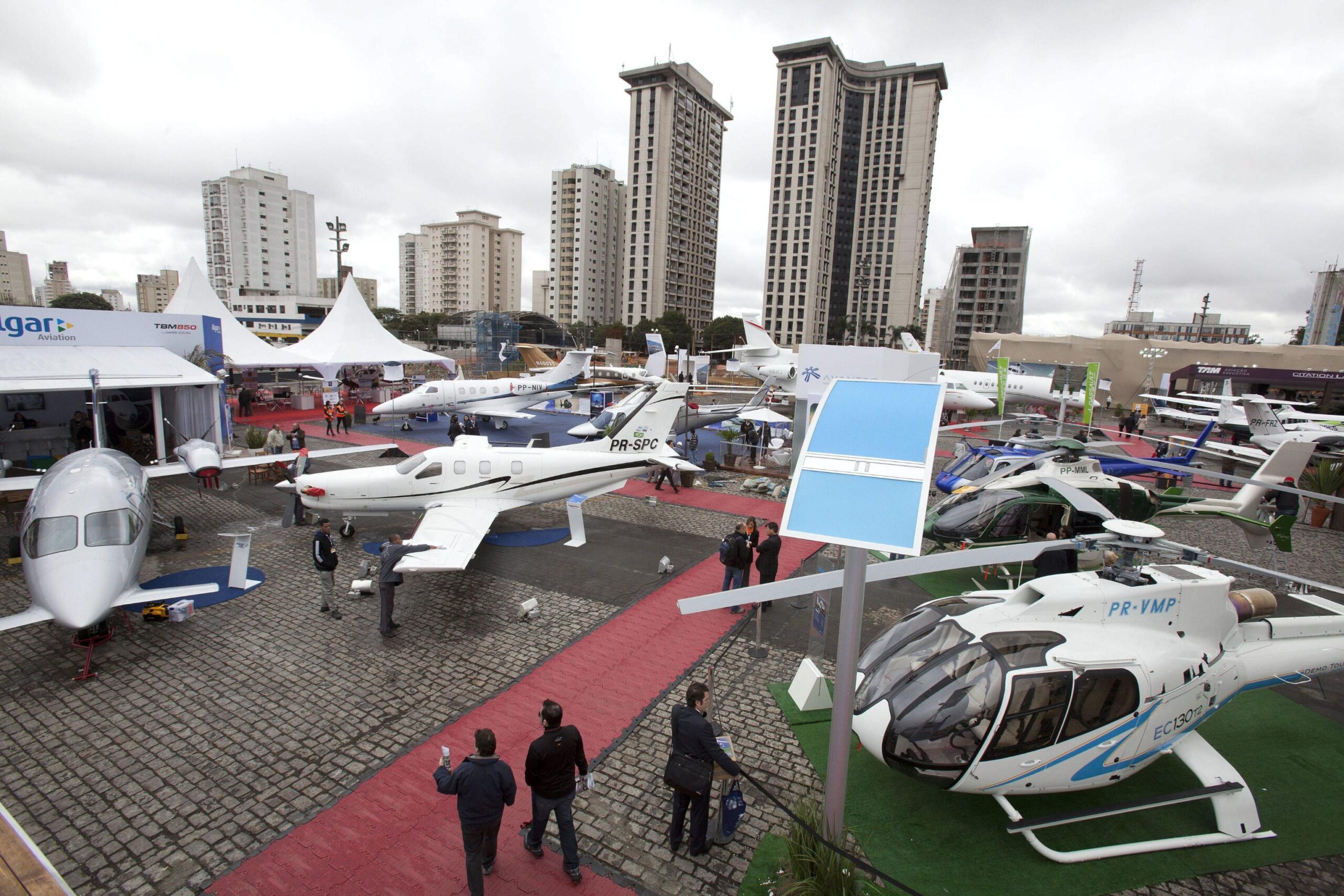 epa03826378 Visitors observe the aircraft exhibited at the Latin American Business Aviation Exhibition 'Labace 2013', organized by Brazilian General Aviation Association (ABAG) in Sao Paulo, Brazil, 15 August 2013. The fair runs until 16 August 2013, in Congonhas airport. EPA/SEBASTIAO MOREIRA
