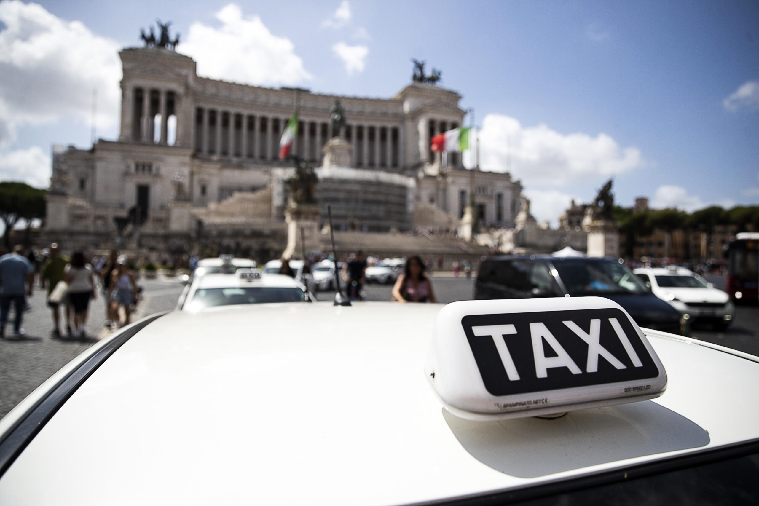 Taxi a Roma, 06 agosto 2023. ANSA/ANGELO CARCONI