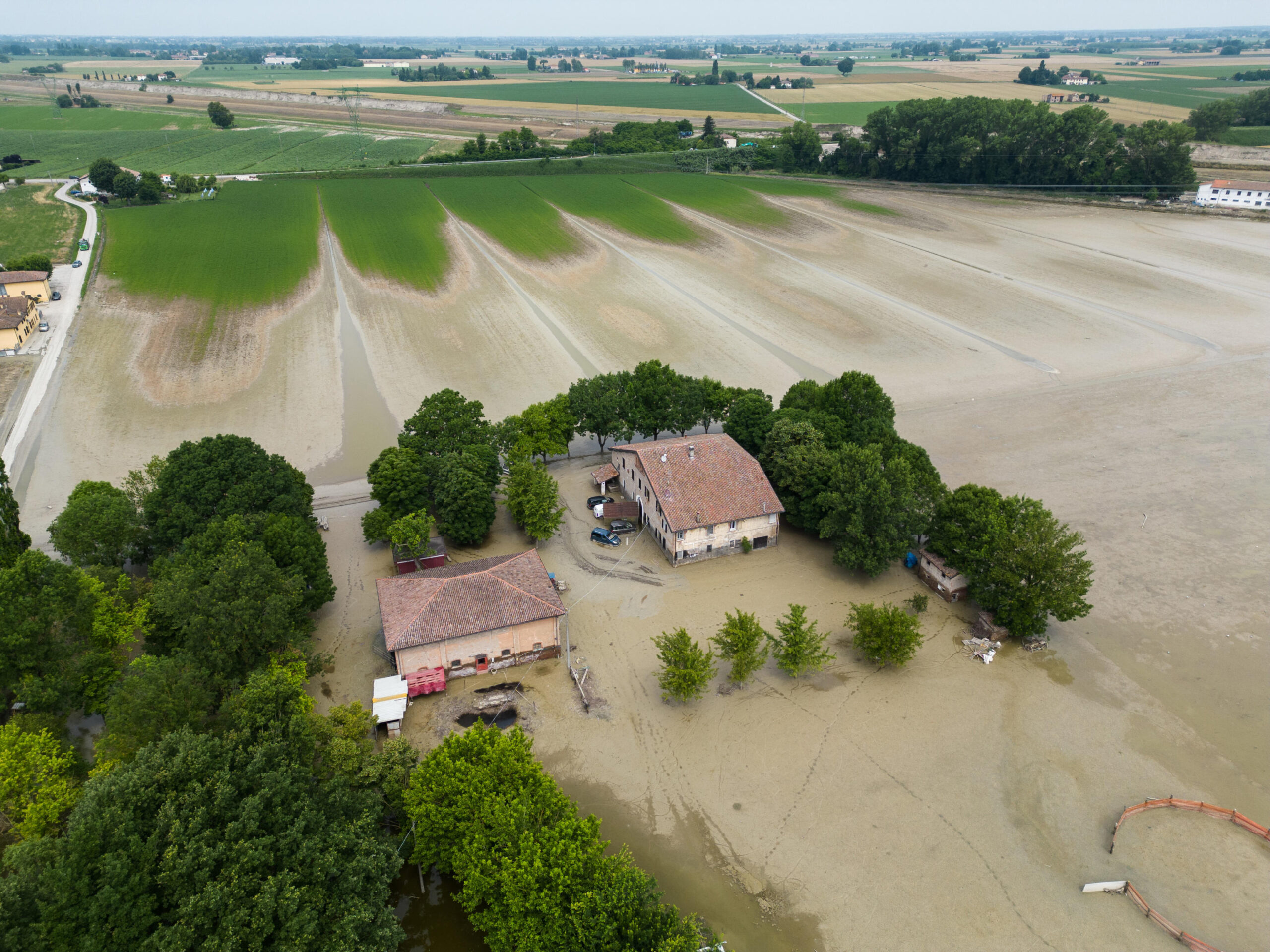 Veduta aerea delle strade e delle campagne di Selva Malvezzi ancora piene di fango un mese dopo l'alluvione, Molinella (Bologna), 9 giugno 2023. ANSA / EMANUELE VALERI