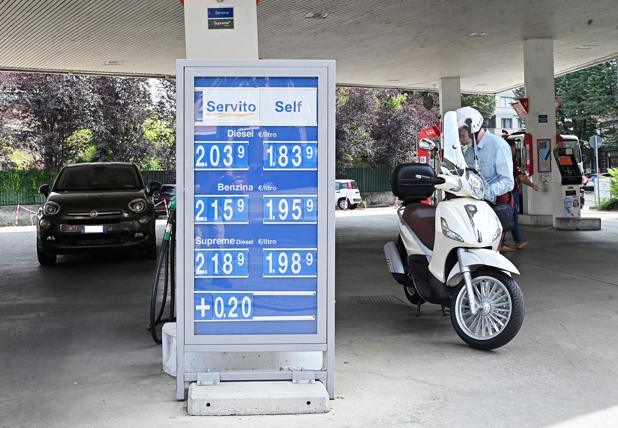 Prezzo benzina ancora stabile sopra i due euro