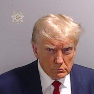 L’arresto di Trump: foto segnaletica e rilascio. Prima volta nella storia