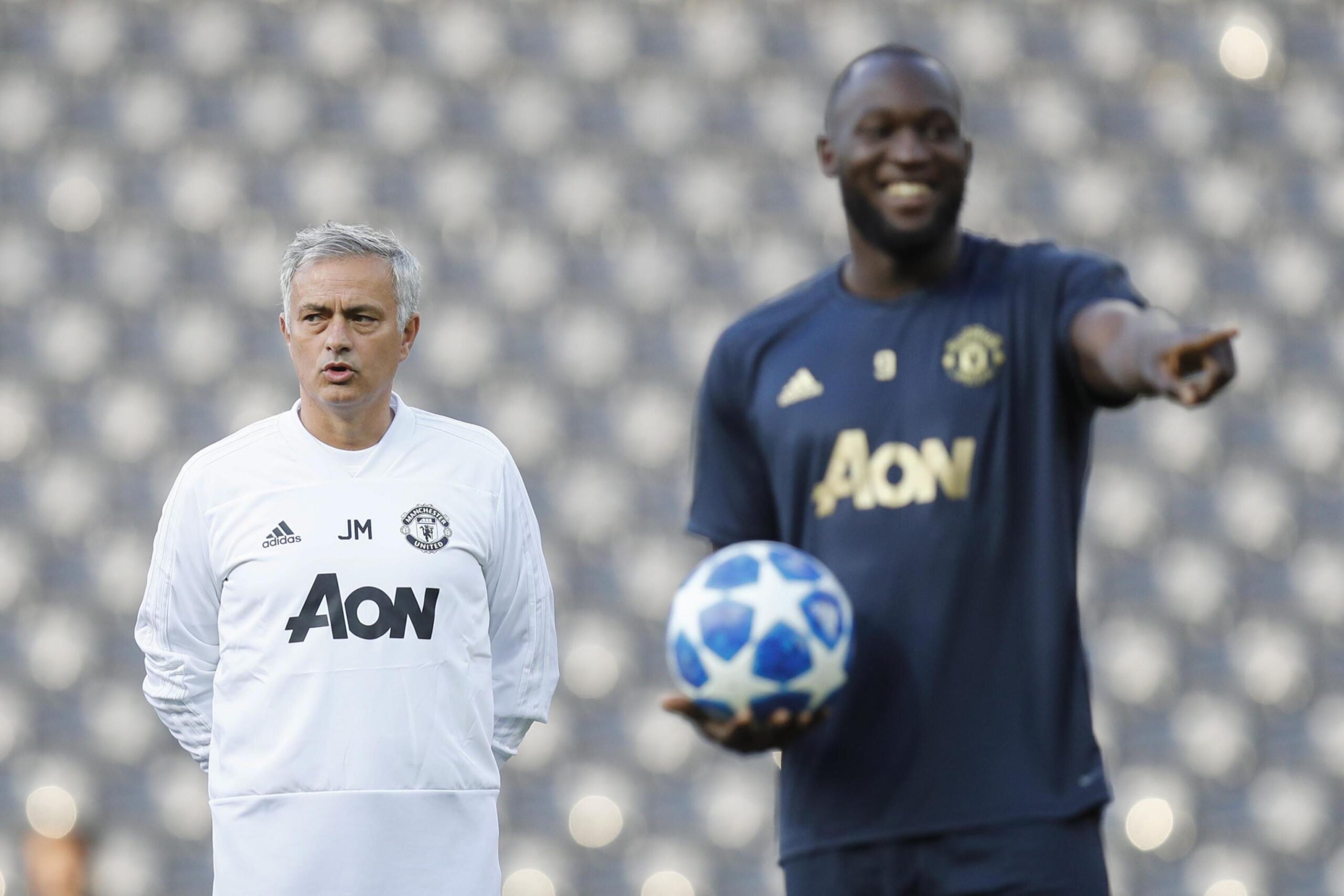 epa07030320 Manchester United's head coach Jose Mourinho (L) and his player Romelu Lukaku attend a training session in Bern, Switzerland, 18 September 2018. Manchester United will face BSC Young Boys Bern in an UEFA Champions League group stage soccer match on 19 September.  EPA/PETER KLAUNZER