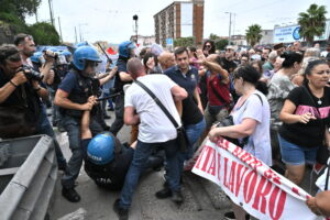Stop al Reddito, si alza la protesta. Soprattutto a Napoli