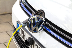 Auto elettriche, Volkswagen supera Tesla in Germania