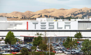 Tesla risarcirà 41,5 milioni per tweet su finanziamenti