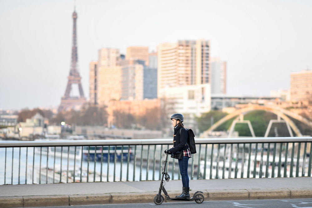 Che fine hanno fatto i monopattini in sharing vietati a Parigi