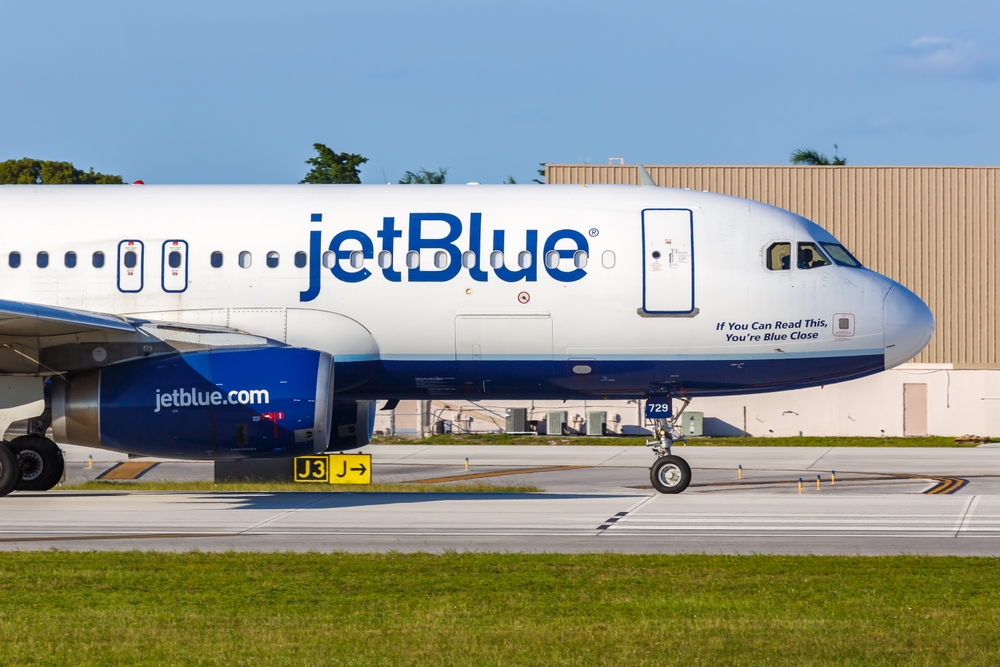 JetBlue crolla dopo aver rivisto al ribasso le previsioni sulle entrate per il 2024