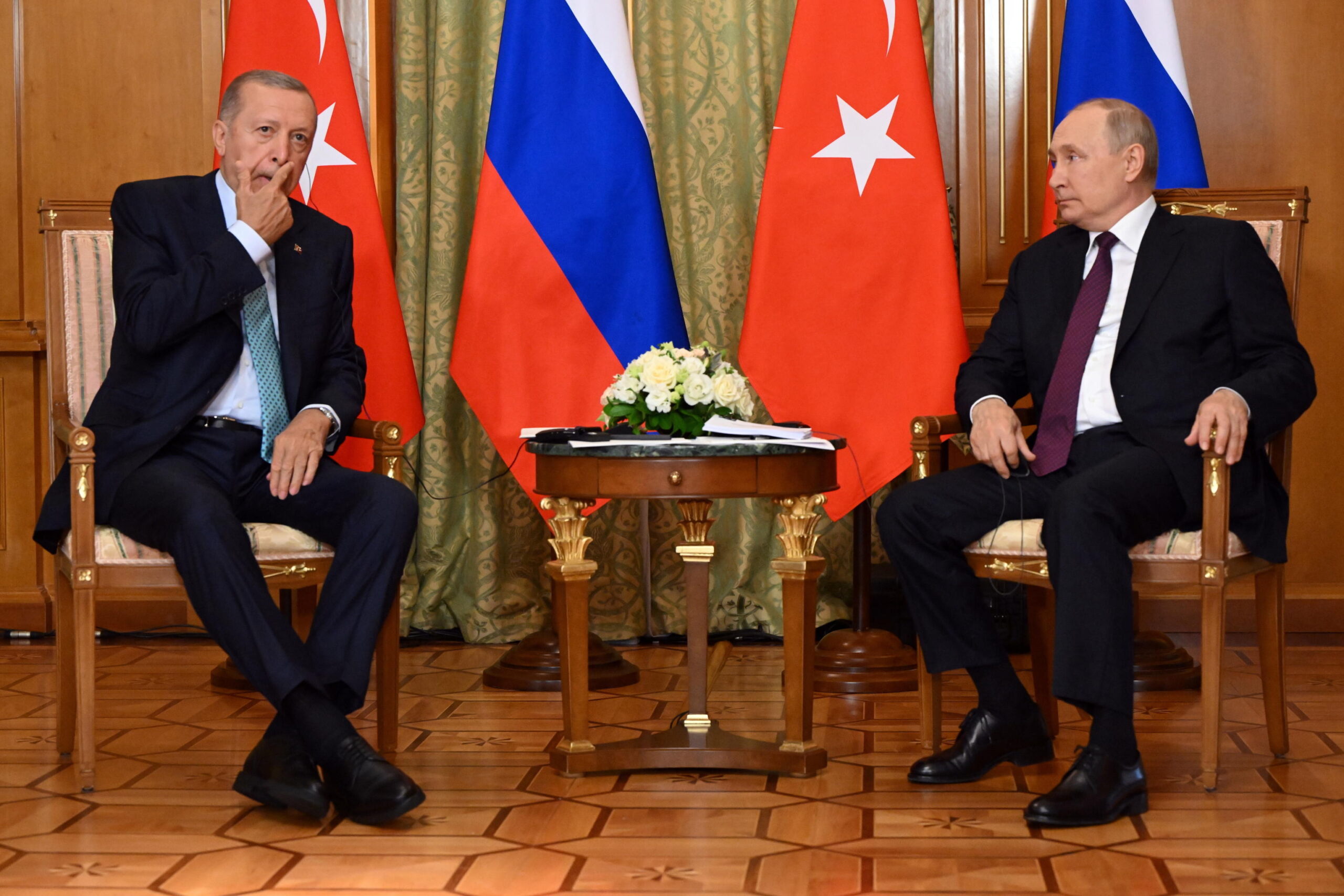 epa10839657 Russian President Vladimir Putin (R) and Turkey's President Recep Tayyip Erdogan (L) meet in Sochi, Russia, 04 September 2023. Putin said that Russia is open to negotiations on the 'grain deal'.  EPA/MIKHAEL KLIMENTYEV/SPUTNIK/KREMLIN POOL MANDATORY CREDIT