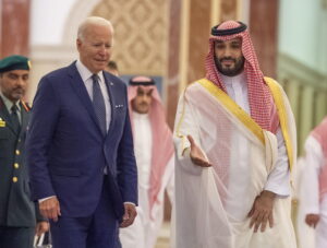 Una stretta di mano dopo un pugno: Biden e bin Salman al G20 per un accordo