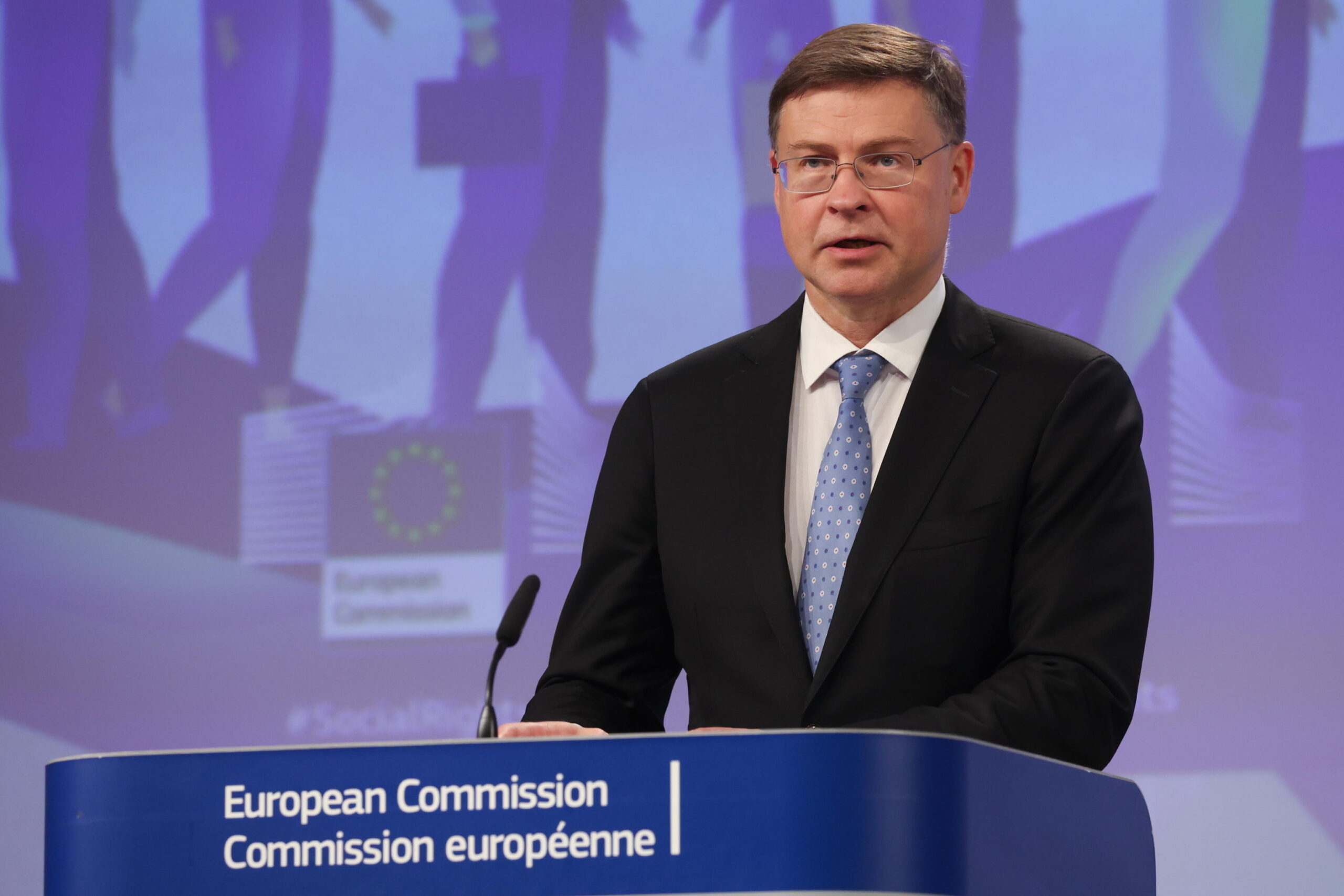 Ecofin, il saluto di Dombrovskis alla Spagna “Sostegno al cammino fiscale di Santiago”