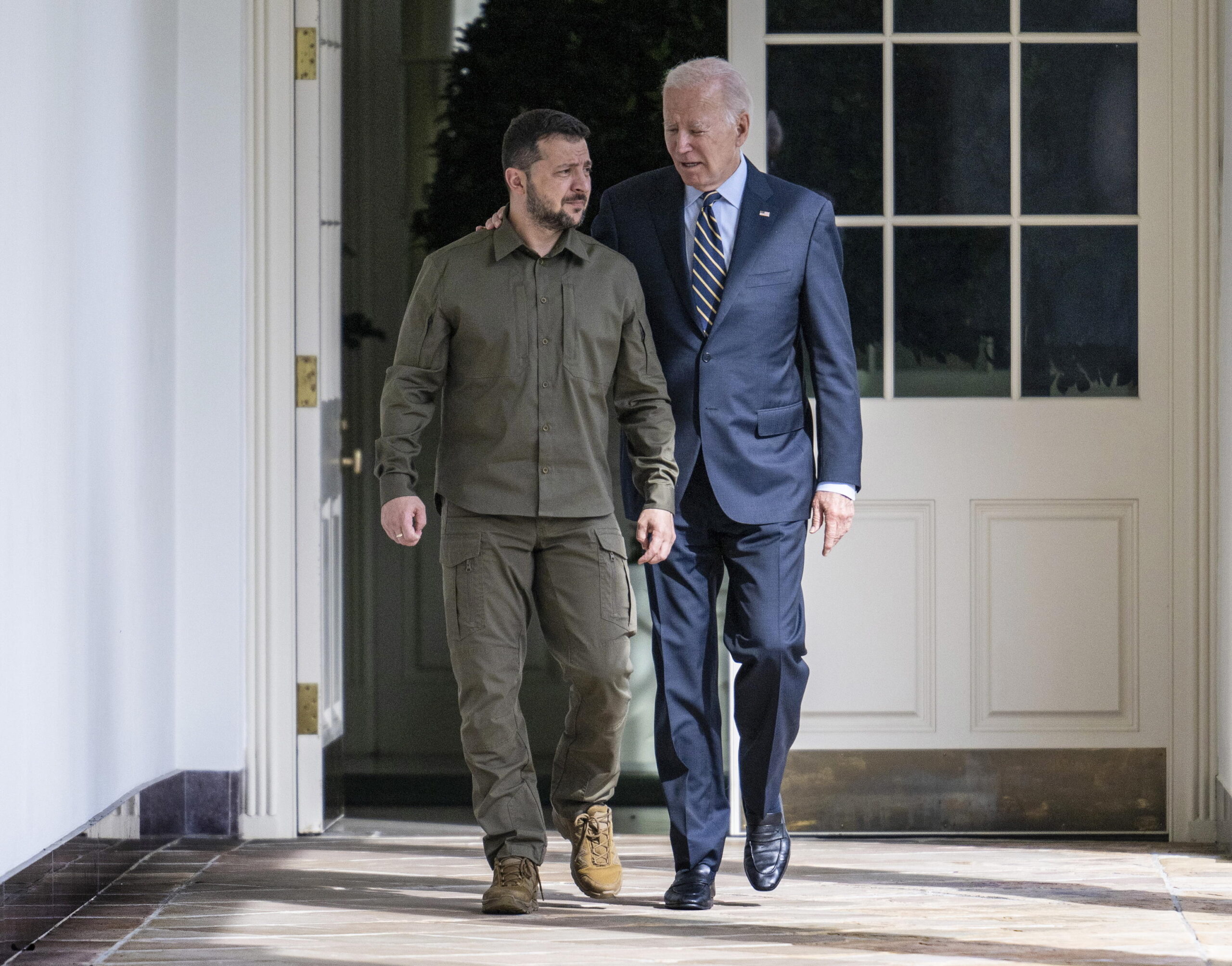 epa10875504 Ukrainian President Volodymyr Zelensky (L) walks down the White House colonnade towards the Oval Office with US President Joe Biden during a visit to the White House in Washington, DC, USA, 21 September 2023. Zelensky is in Washington meeting with members of Congress at the US Capitol, the Pentagon and US President Biden at the White House to make a case for further military aid.  EPA/JIM WATSON / POOL