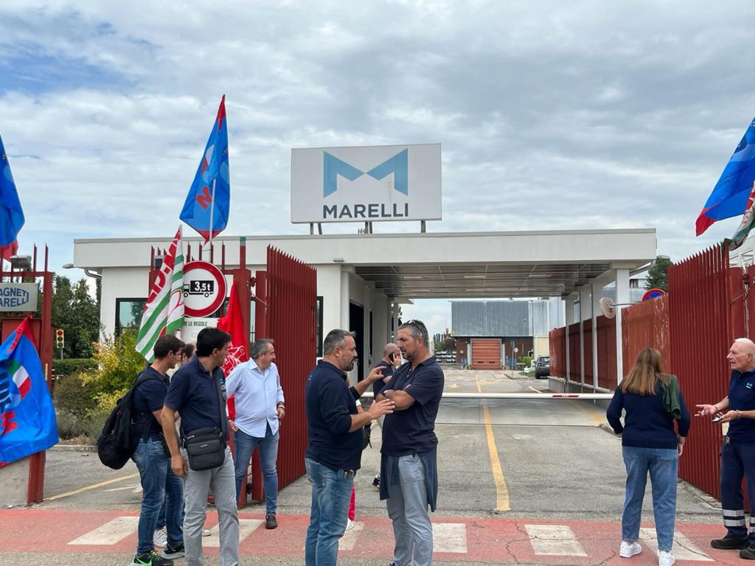 Lavoratori a presidio allo stabilimento Marelli di Crevalcore alle porte di Bologna, 20 Settembre 2023. ANSA/BENEDETTA DELLA ROVERE