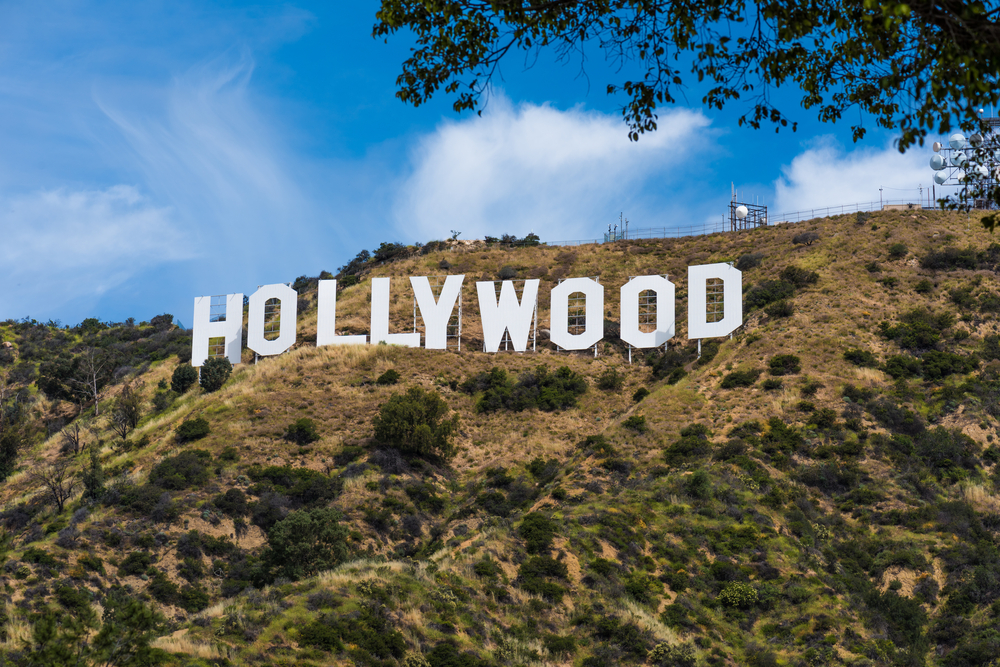 Hollywood: accordo tra lavoratori e studios su aumenti salariali e l’uso dell’AI