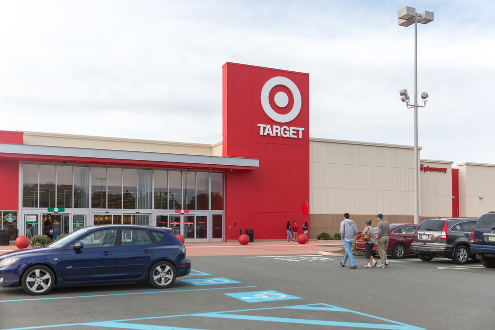 Usa, Target chiude 9 negozi per la sicurezza di dipendenti e clienti
