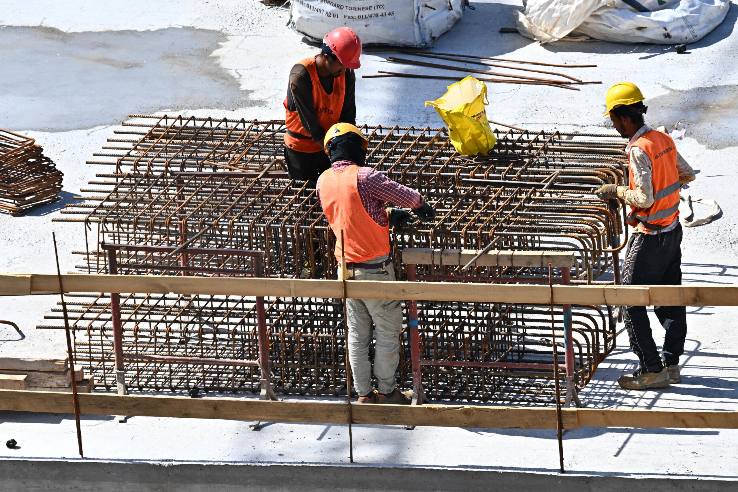 Operai del settore edile al lavoro sotto il sole in un cantiere, Genova, 10 agosto 2023. ANSA/LUCA ZENNARO (simbolica, generica, lavoro, costruzioni, cantiere, occupazione, caldo, edilizia)
