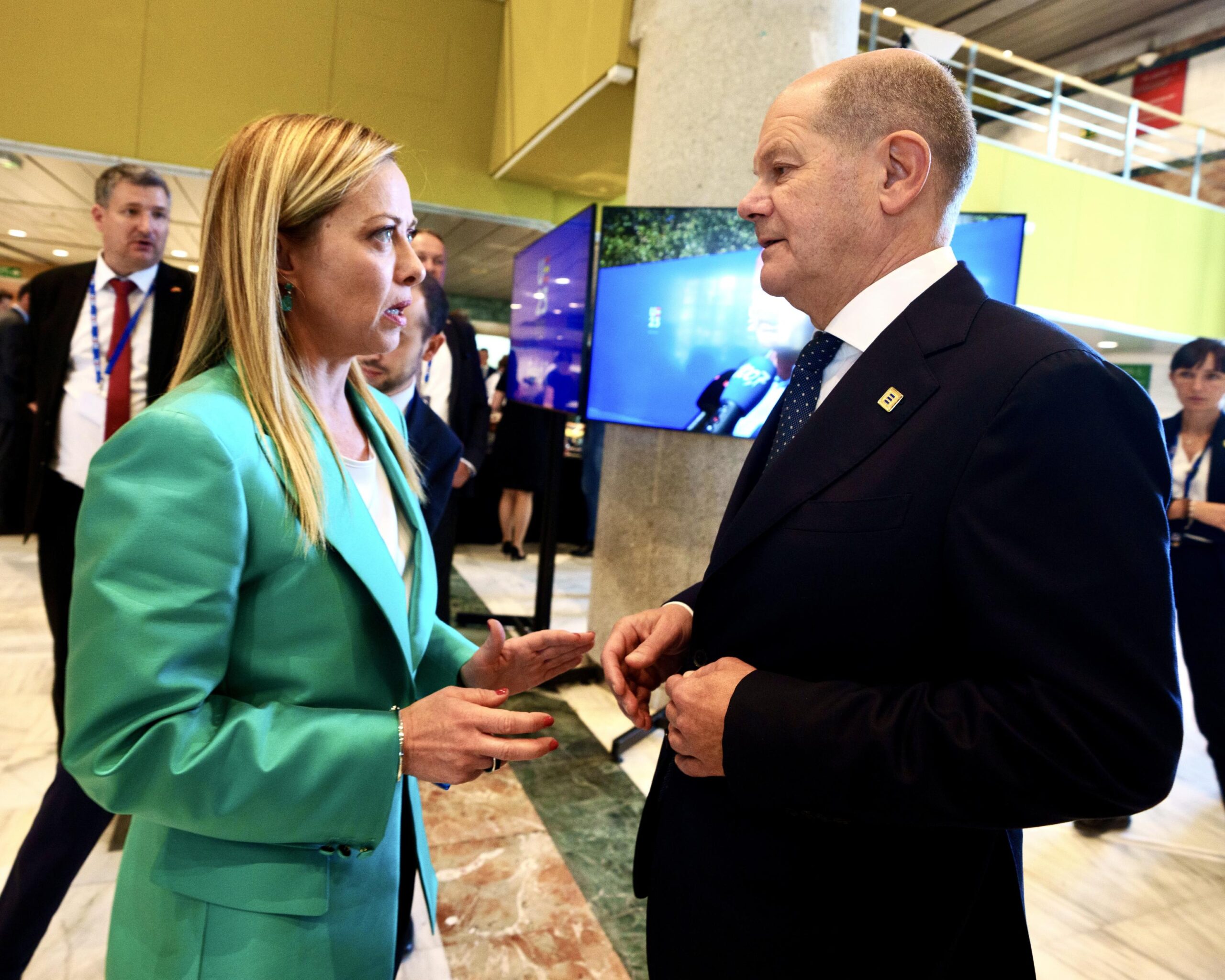 Un momento dell'incontro tra la premier Giorgia Meloni e il cancelliere tedesco Olaf Scholz, Granada, 06 ottobre 2023. I due capi di governo - rende noto Palazzo Chigi - hanno discusso dei principali temi europei al centro del Consiglio, con particolare riguardo alla questione migratoria, esprimendo soddisfazione per l'intesa raggiunta a Bruxelles sul regolamento delle crisi. I due leader, nel constatare l'ottimo livello della cooperazione tra Roma e Berlino, si sono dati appuntamento al vertice intergovernativo italo-tedesco, che si terrà in Germania a fine novembre. NPK ANSA / Filippo Attili - Palazzo Chigi +++ ANSA PROVIDES ACCESS TO THIS HANDOUT PHOTO TO BE USED SOLELY TO ILLUSTRATE NEWS REPORTING OR COMMENTARY ON THE FACTS OR EVENTS DEPICTED IN THIS IMAGE; NO ARCHIVING; NO LICENSING +++