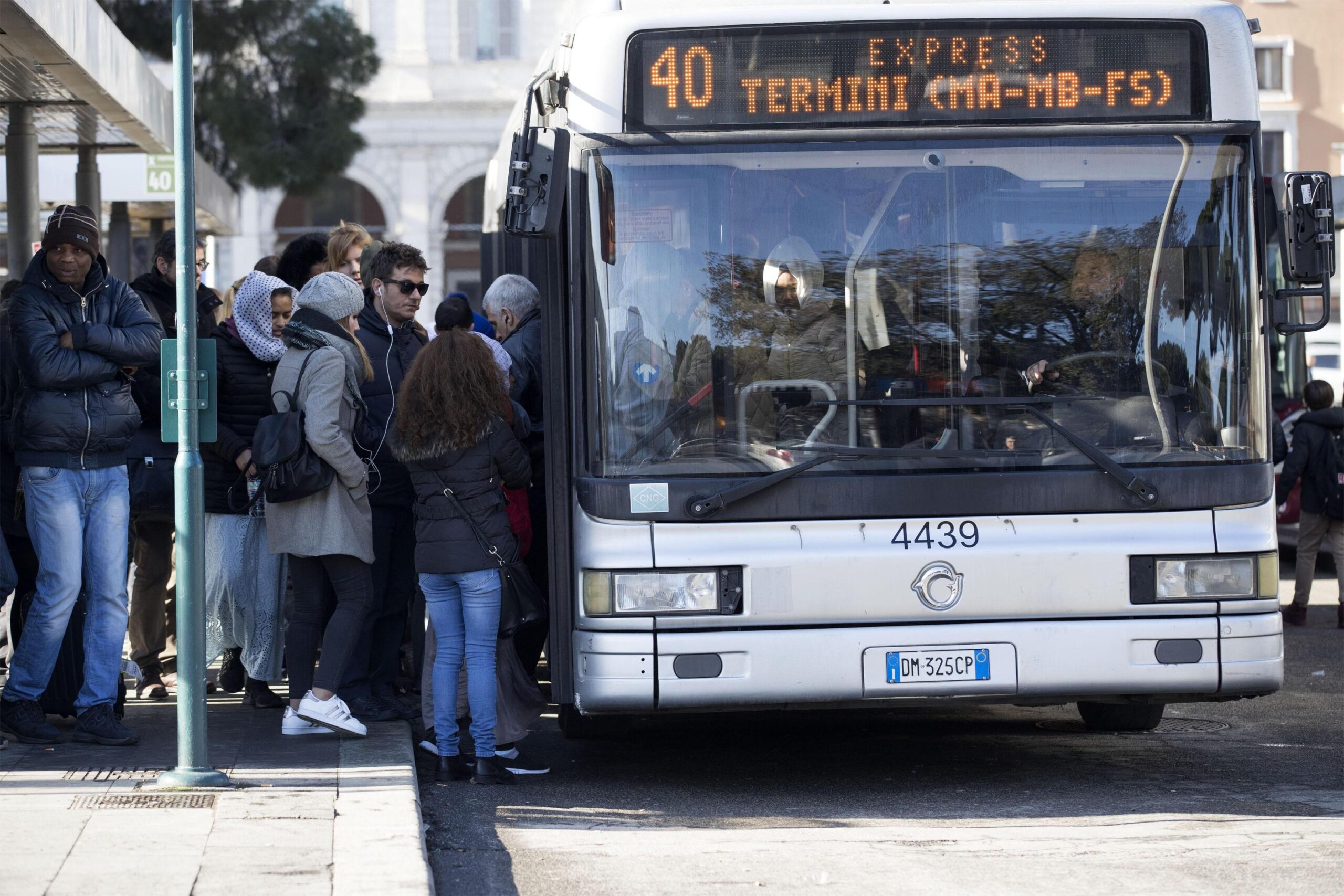 Gente in attesa a una fermata dell'autobus alla stazione Termini, Roma, 8 marzo 2018.
ANSA/MASSIMO PERCOSSI