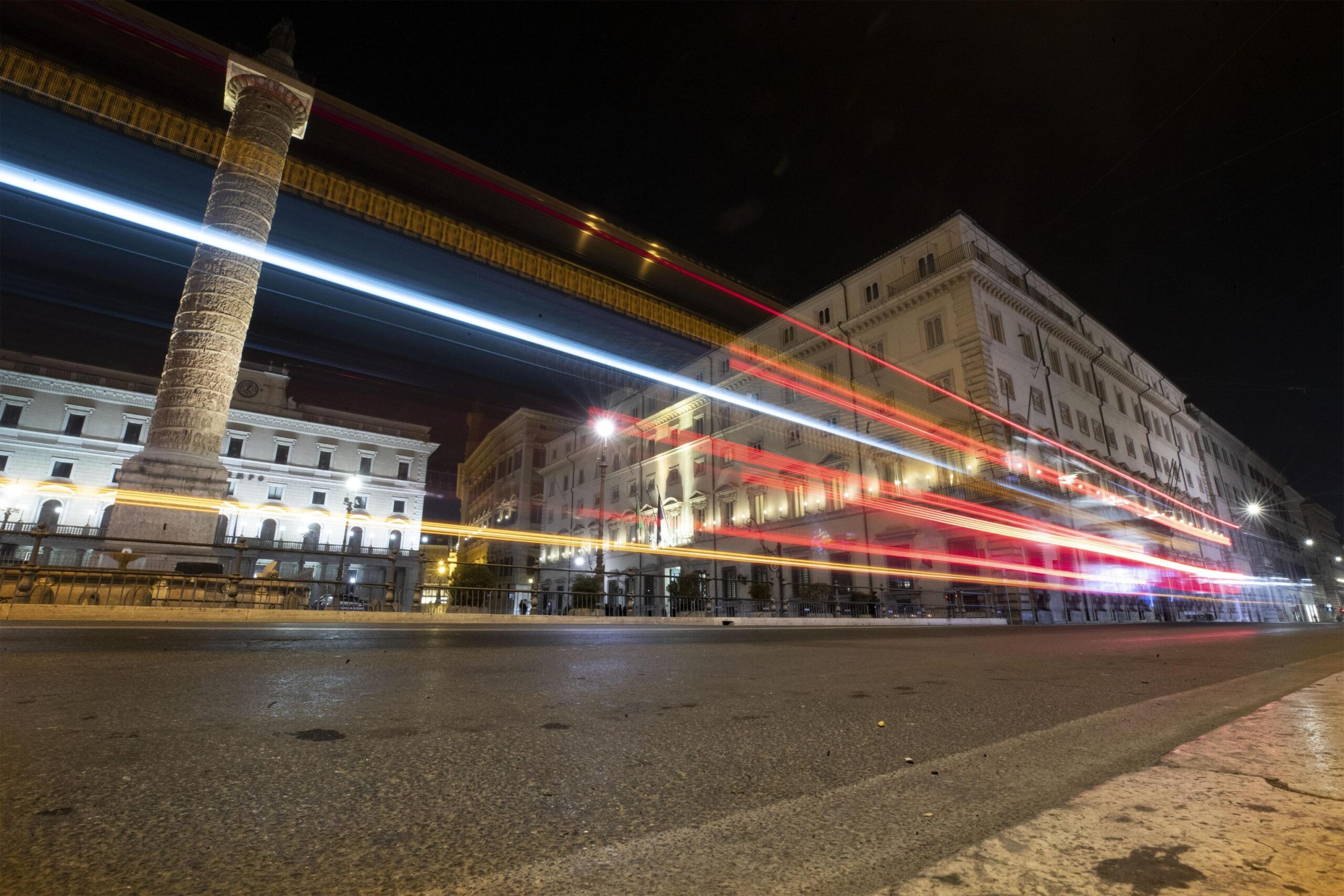 Una veduta di piazza Colonna e palazzo Chigi di notte aRoma, 6 marzo 2019
ANSA/MASSIMO PERCOSSI