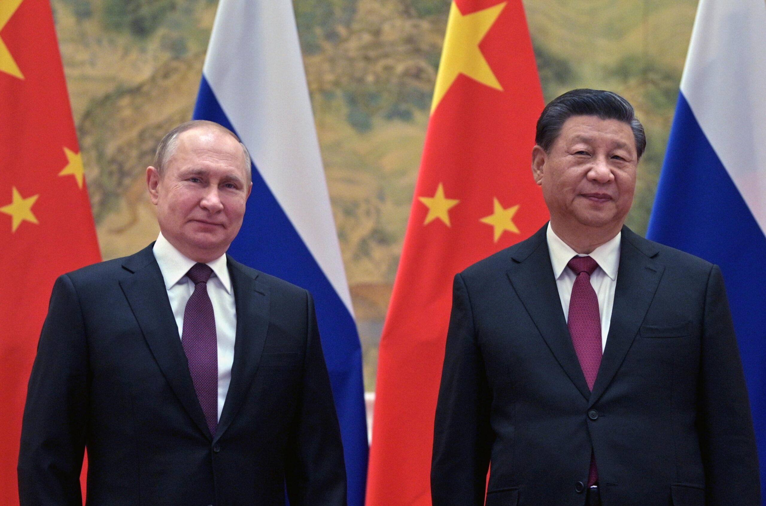 Russian President Vladimir Putin (L) and Chinese President Xi Jinping (R) pose for a picture during their meeting in Beijing, China, 04 February 2022. ANSA/ALEXEI DRUZHININ / KREMLIN / SPUTNIK / POOL MANDATORY CREDIT
