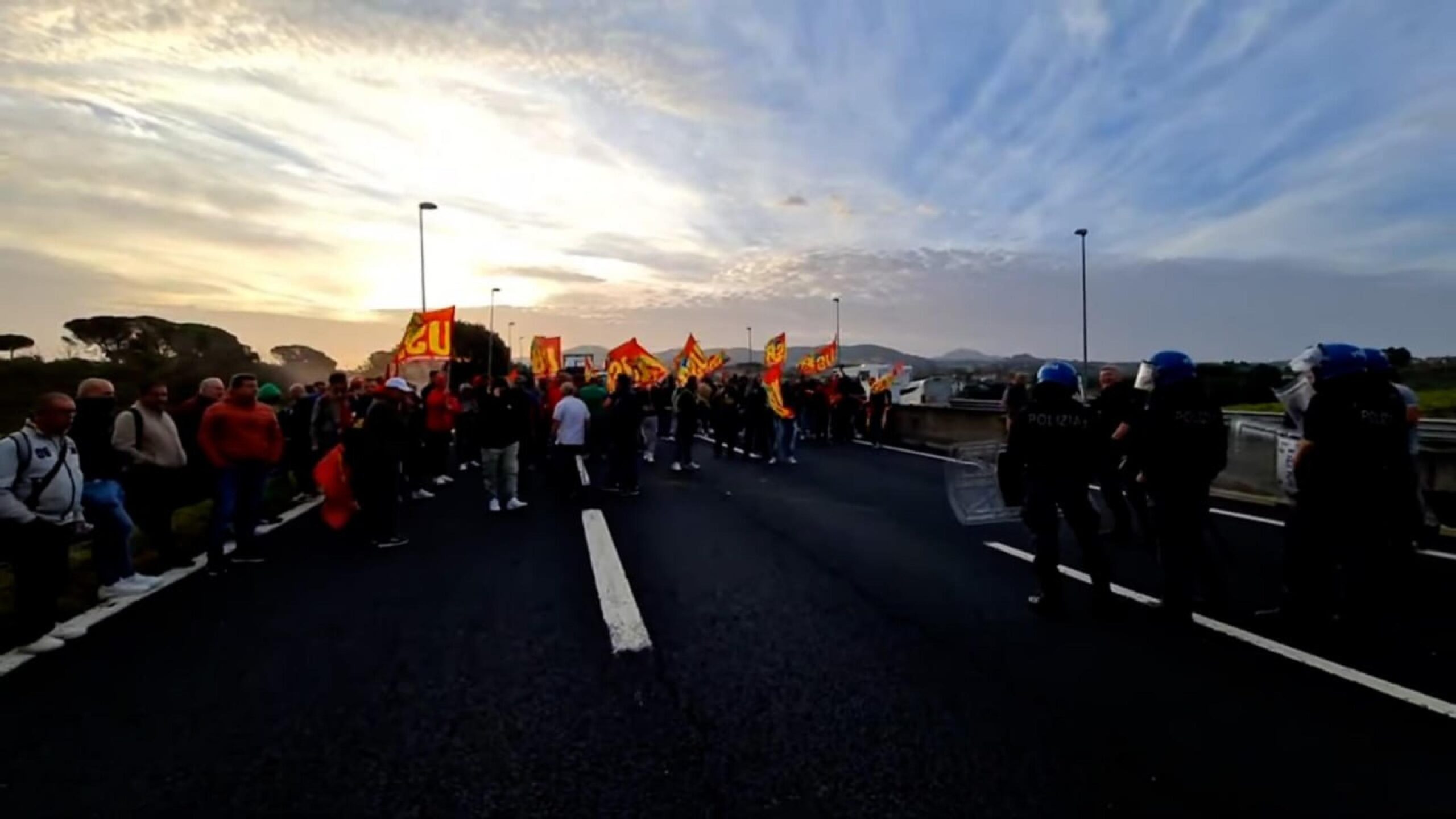 (Frame da video Youtube Unione Sindacale di Base) Un gruppo di lavoratori ex Ilva di Taranto che si stavano dirigendo a Roma per la manifestazione indetta oggi, ha occupato l'autostrada Roma-Napoli all'altezza dell'area di servizio Frascati Est.
YOUTUBE
+++ATTENZIONE LA FOTO NON PUO' ESSERE PUBBLICATA O RIPRODOTTA SENZA L'AUTORIZZAZIONE DELLA FONTE DI ORIGINE CUI SI RINVIA+++ NPK +++