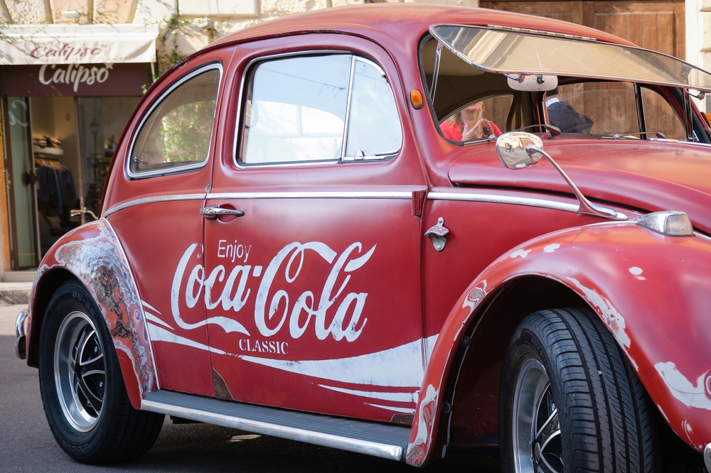 Quasi un secolo di Coca Cola, un italiano su mille lavora per lo storico brand