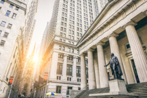 Wall Street chiude debole, per le macro “forti”