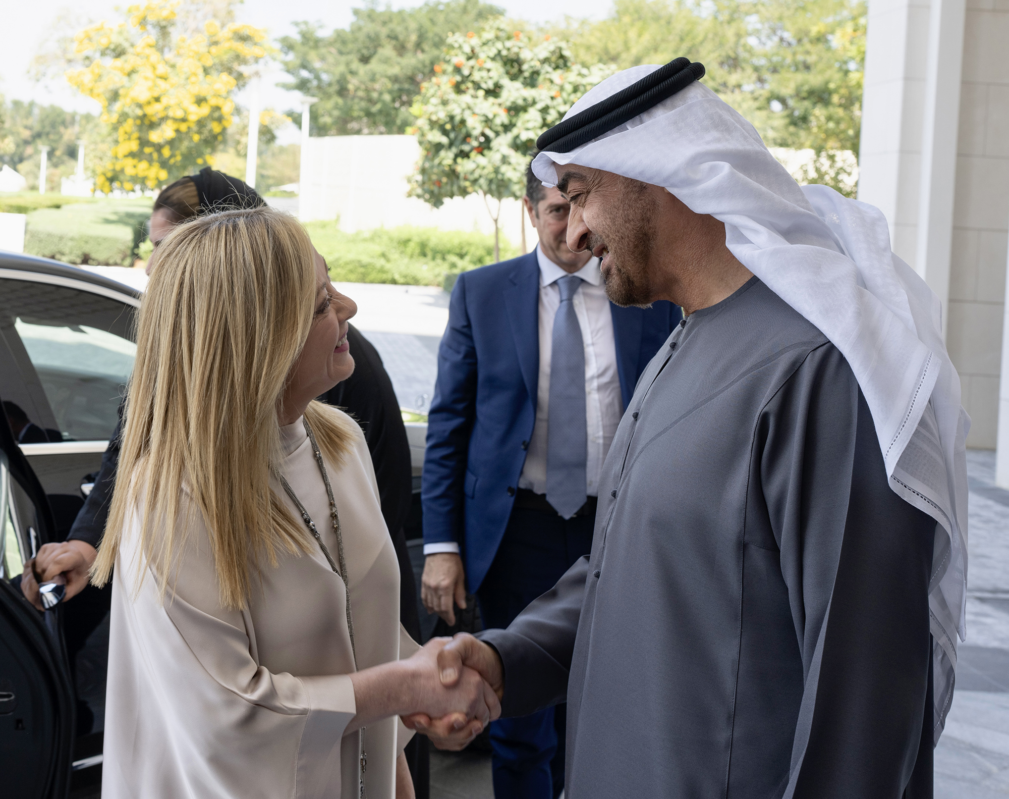 Il Presidente del Consiglio, Giorgia Meloni, al suo arrivo in aeroporto ha incontrato il Ministro dell’Industria e della Tecnologia avanzata e Presidente designato della COP28, Sultan Al Jaber.