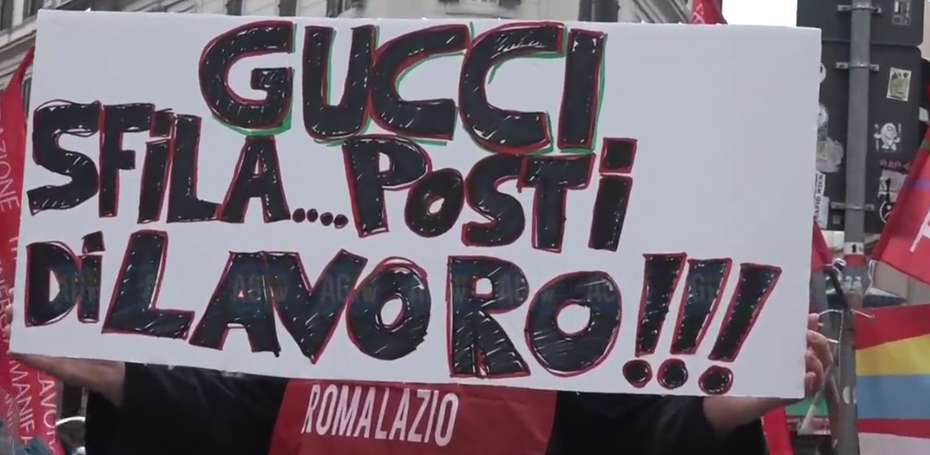 “Da Gucci il licenziamento è di moda”: a Roma sfila la protesta