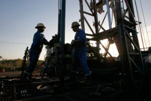 Petrolio, prezzi in calo del 3%. Eni e Repsol aumentano produzione in Venezuela