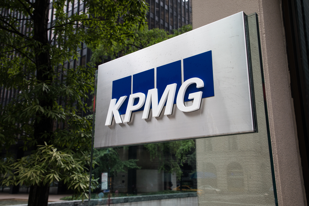 Consulenza Regno Unito, KPMG si accoda alle altre big: stipendi congelati e niente bonus per ridurre i costi