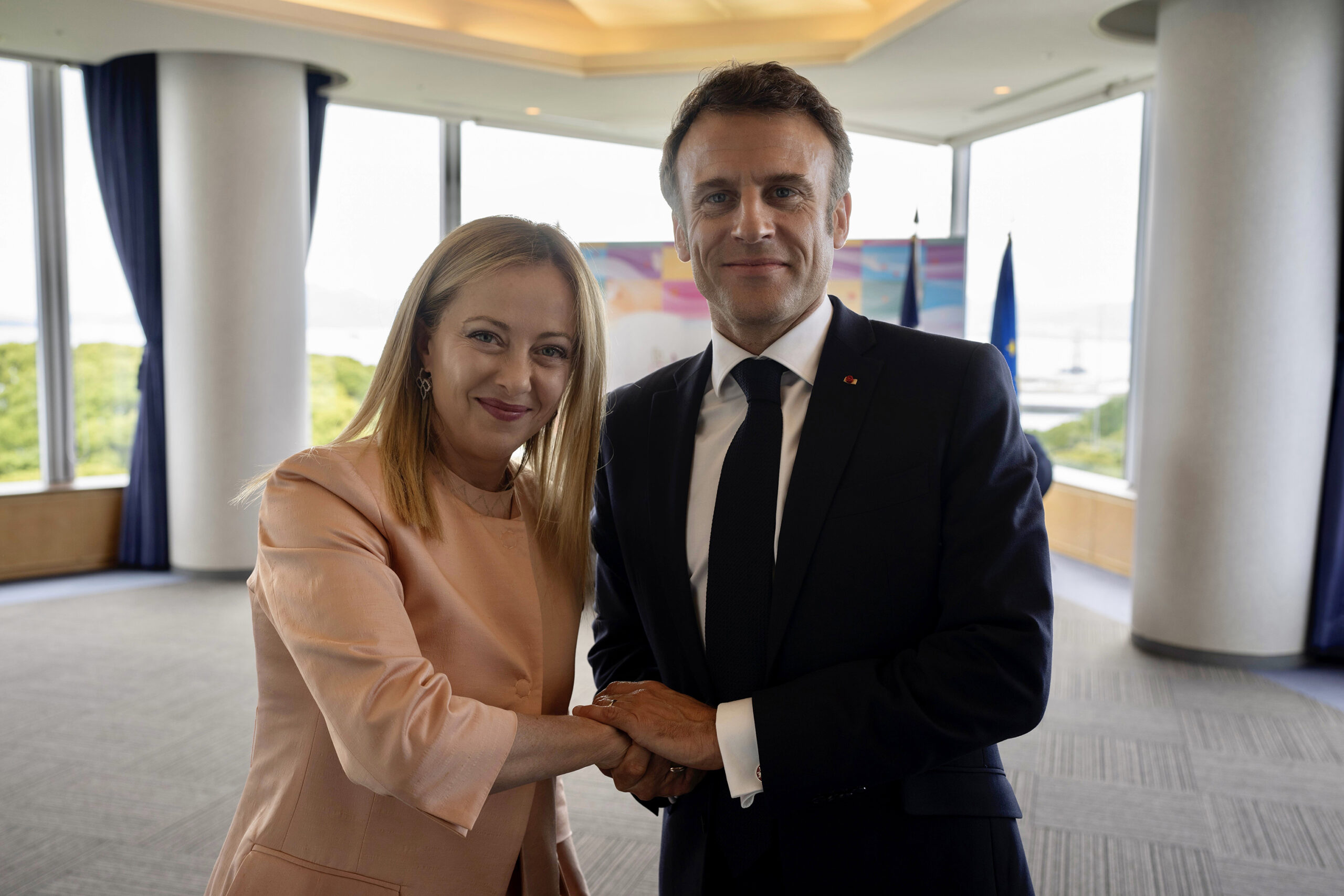 Il Presidente del Consiglio, Giorgia Meloni, ha incontrato il Presidente della Repubblica francese, Emmanuel Macron, a margine del Vertice G7.