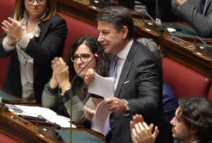 Salario minimo, Conte strappa fogli provvedimento alla Camera