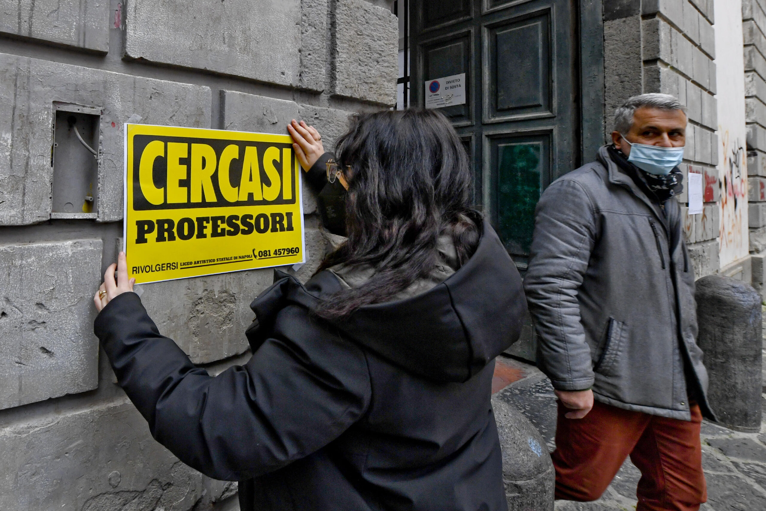 Gli studenti del Liceo Artistico Ss. Apostoli di Napoli con il cartello 'Cercasi professori' esposto per protesta all'esterno dell'istituto. Oltre alle cattedre non ancora assegnate sono molti i docenti costretti a rimanere a casa perchè colpiti dal Covid, 17 gennaio 2022. ANSA/CIRO FUSCO