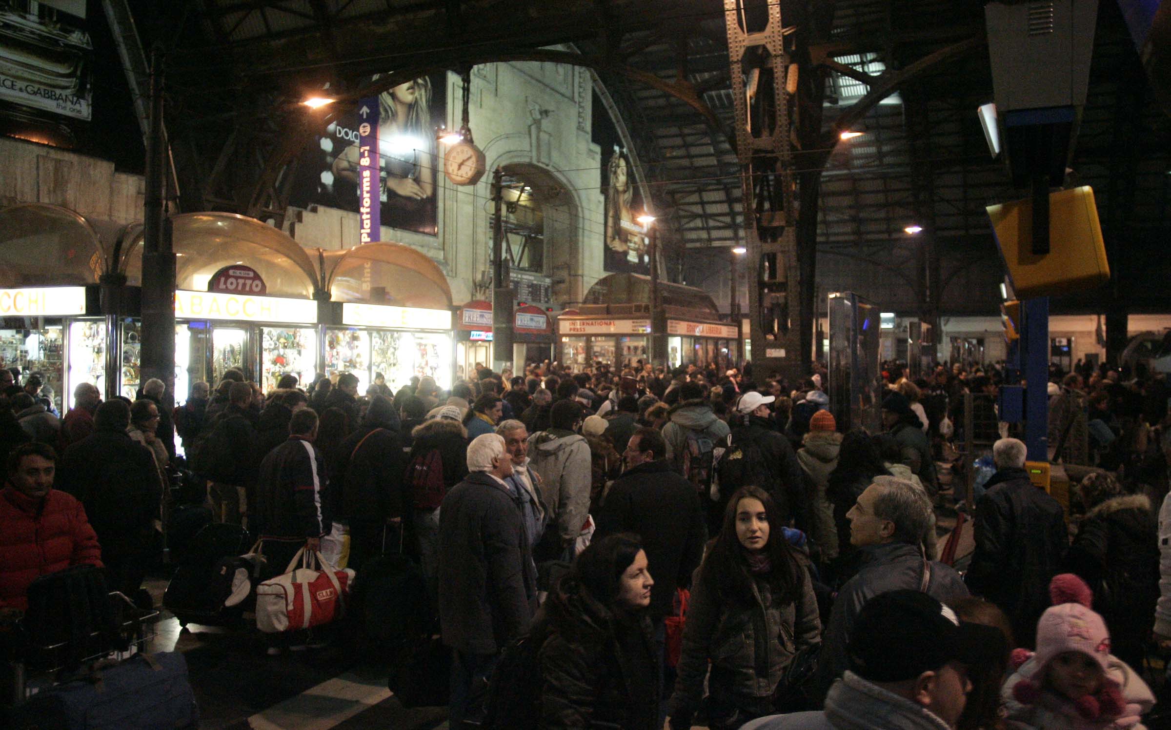 20071222 - MILANO - LIF - NATALE: FOLLA ALLA STAZIONE CENTRALE DI MILANO. La stazione centrale questo pomeriggio a Milano presa d'assalto dai viaggiatori in procinto di partire per le vacanze natalizie. ANSA/JENNIFER LORENZINI/DRN