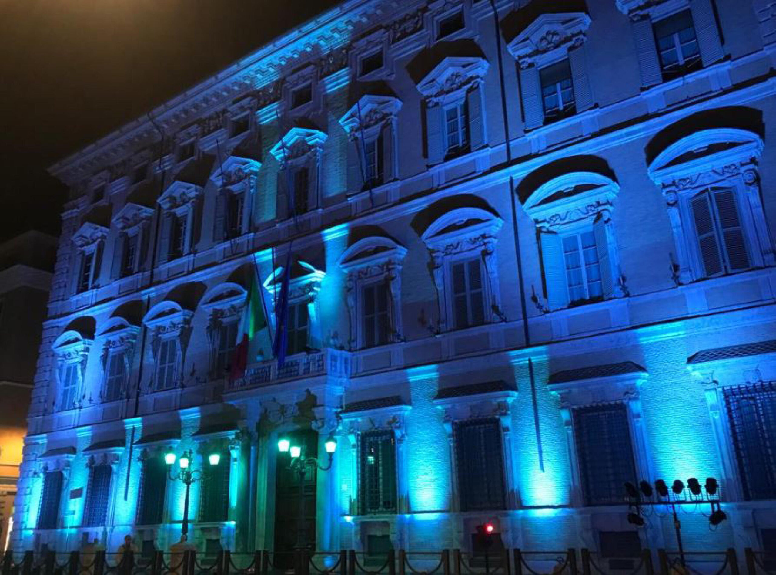 La facciata di Palazzo Madama illuminata di turchese per la Giornata internazionale della dislessia, 8 ottobre 2023. 
ANSA UFFICIO STAMPA ++HO NO SALES EDITORIALM USE ONLY++