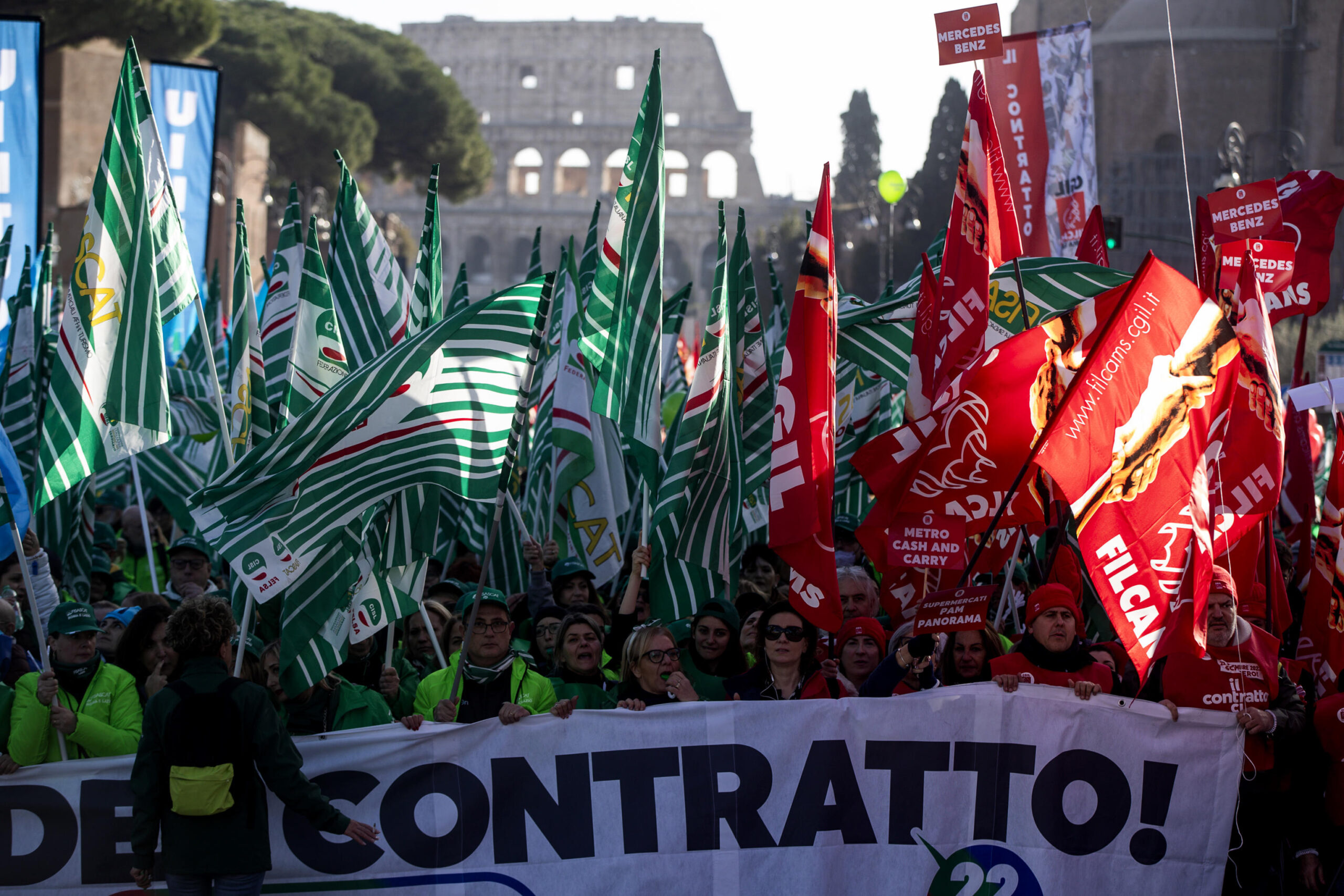 Un momento della manifestazione dei sindacati confederali del Settore Terziario Commercio e Turismo, per chiedere il rinnovo dei contratti del terziario, turismo e ristorazione già scaduti, Roma, 22 dicembre 2023. ANSA/ANGELO CARCONI