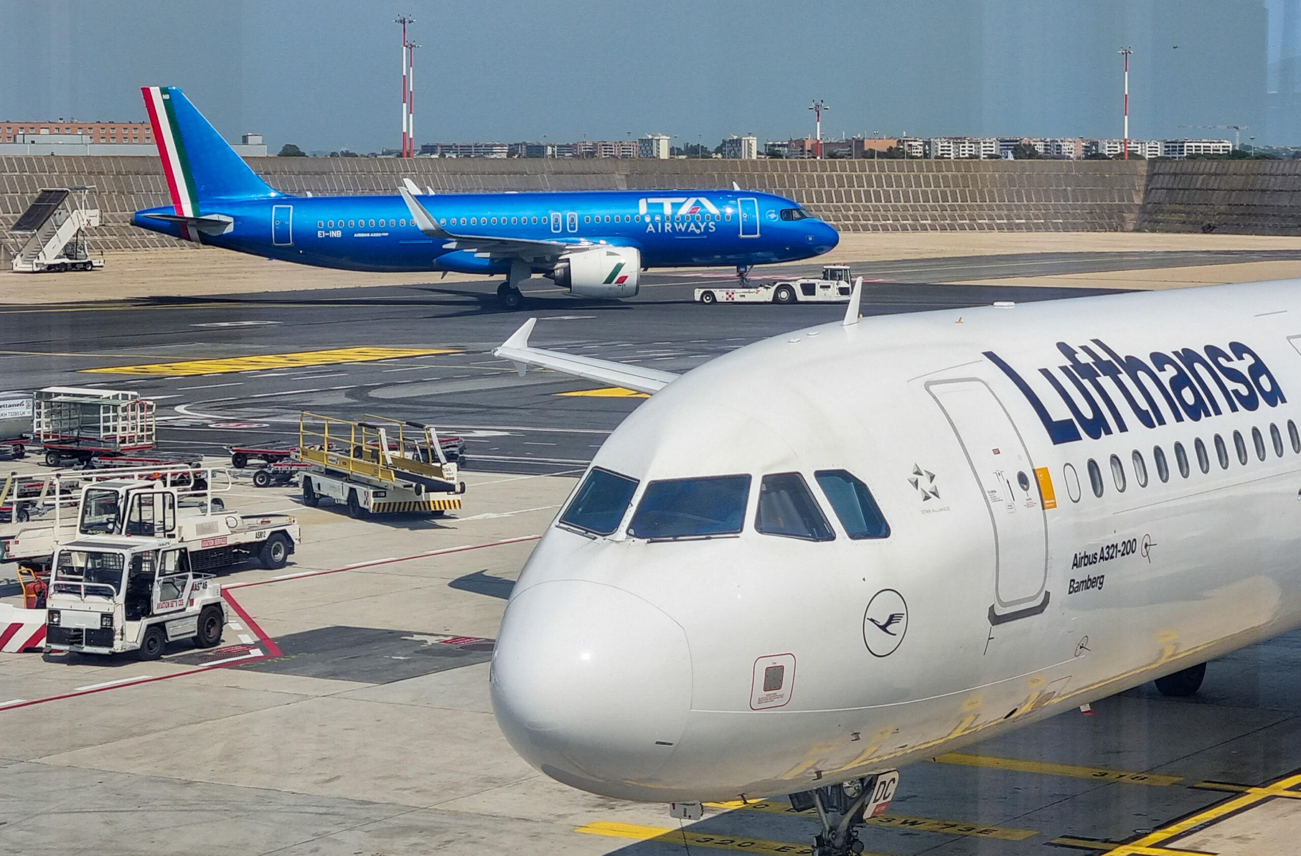 Nella foto aerei di Ita e Lufthansa a Fiumicino. Fiumicino, 25 maggio 2023. ANSA/TELENEWS