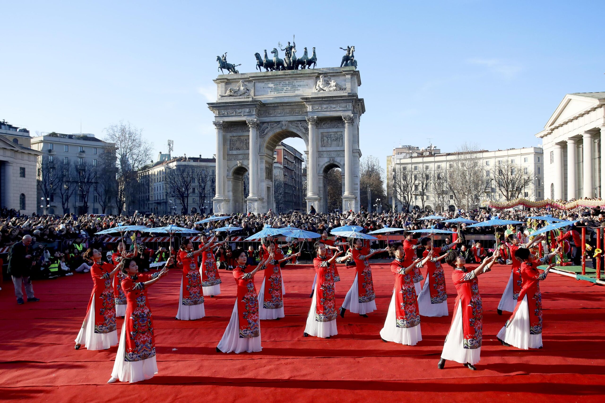 Festeggiamenti per il capodanno cinese all'Arco della Pace a Milano, 22 gennaio 2023.ANSA/MOURAD BALTI TOUATI