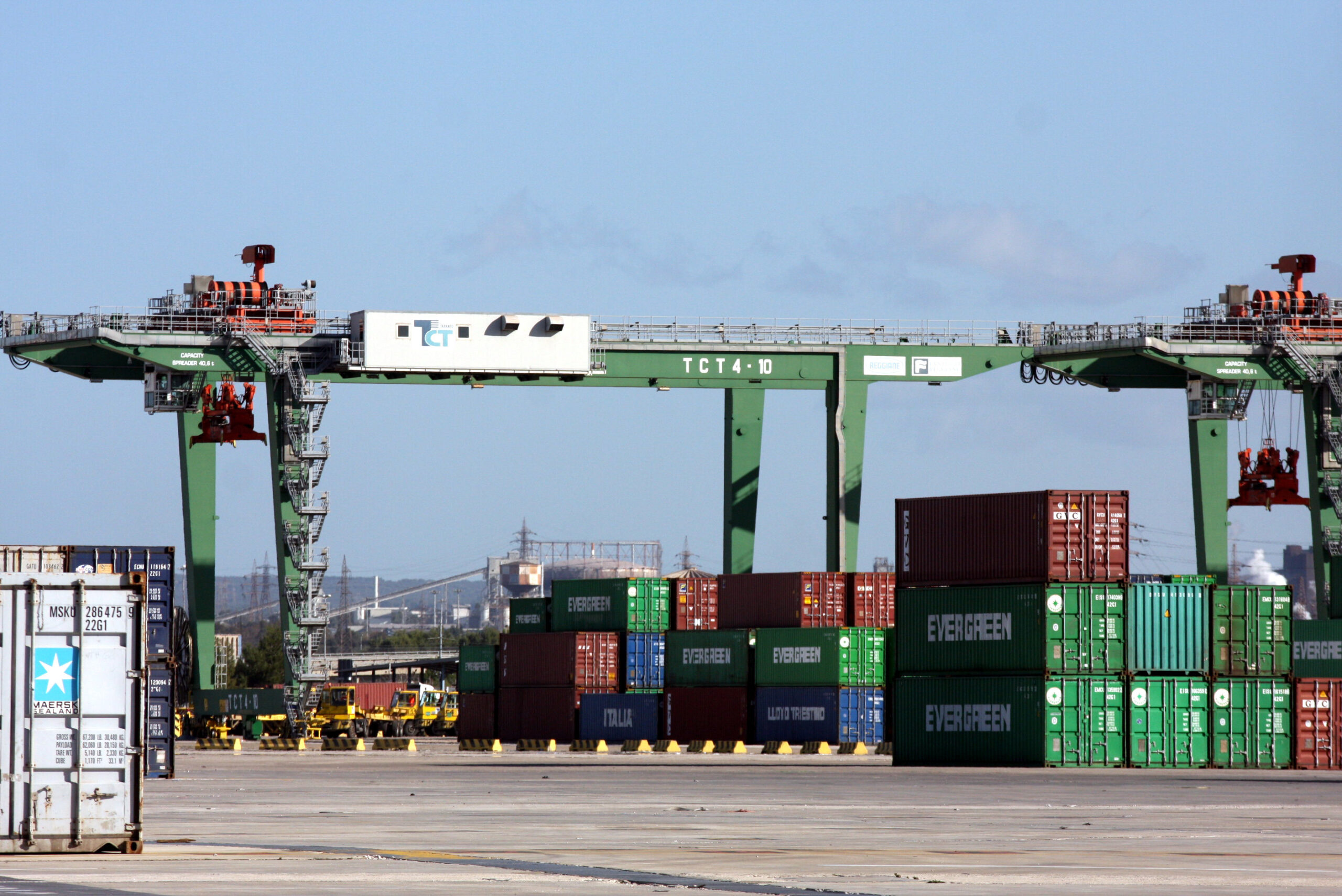 Una panoramica del Porto di Taranto. Qui, e in altri scali marittimi italiani, sono stati sottoposti a sequestro oltre due milioni e 600 mila chili di rifiuti speciali pronti per esser spediti illecitamente in paesi del sud est asiatico in 114 container. ANSA/INGENITO