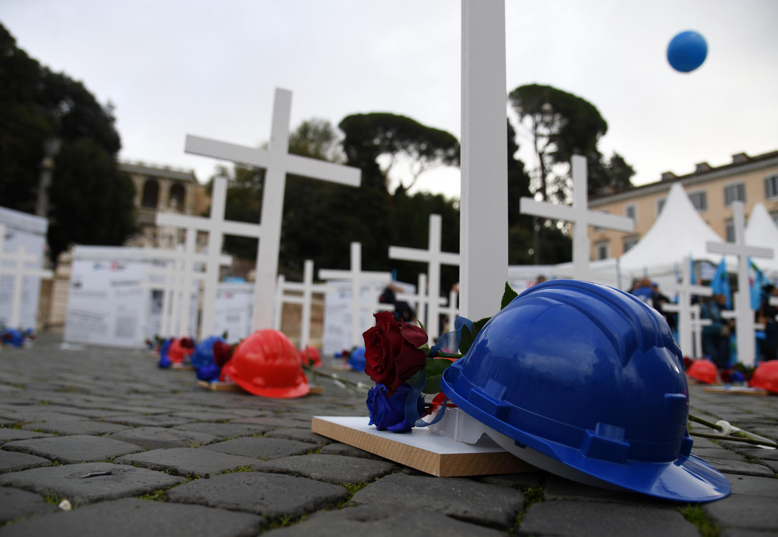 Un momento della manifestazione nell'ambito dello sciopero nazionale dei sindacati, CGIL e UIL a piazza del Popolo, Roma, 17 novembre 2023.
ANSA/FABIO CIMAGLIA (casco, caschi, morti, lavoro, incidenti, simbolica)